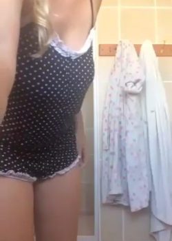 Minita rubia manda vídeo antes de dormir 6