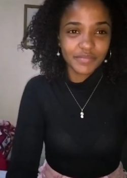 Negrita de cabello rulo muy obediente 3