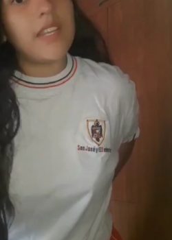 Linda colegiala presumiendo su culito 4