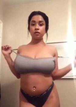 Jovencita presumiendo sus tetotas 2