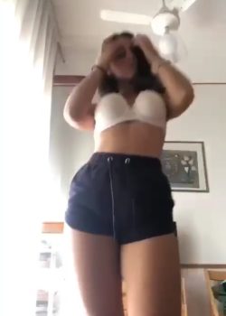 Nena universitaria de buen cuerpo desnudandose 7