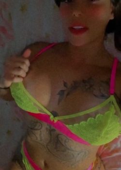 Tetona Muy tatuada dándose amor en la concha 6