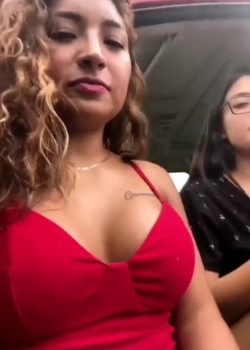 Muestra y se toca la conchita delante de su amiga 2