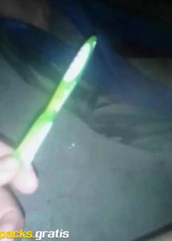 Se masturba con el cepillo de dientes 4