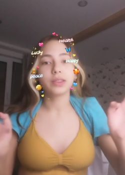 Muestra sus pequeñas tetitas 3