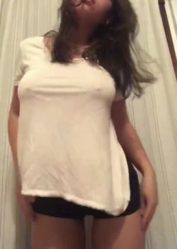 Linda morra tetona se las toca muy rico 4