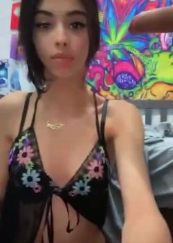 Morrita De tetas pequeñas muy cachonda 4