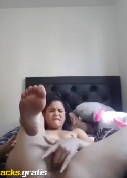 Se masturba tan duro que le salen bastantes chorros 2