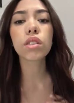 Minita sensual de tetas pequeñas 5