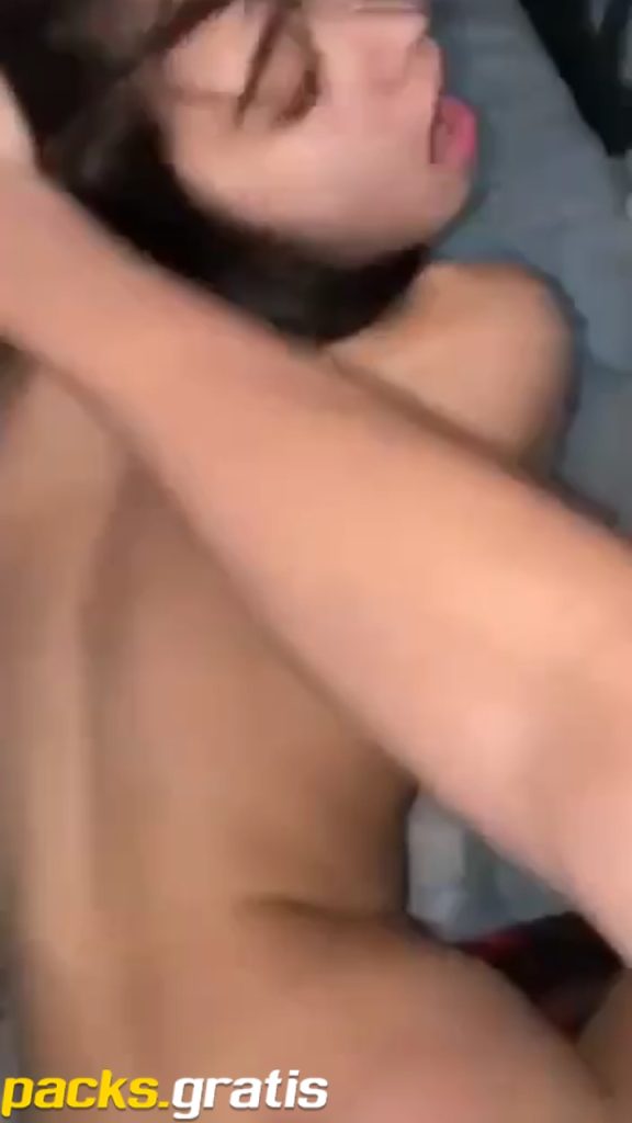 Deliciosa morrita cogiendo duro y chillando 1