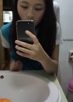 Morrita Japonesa Cogiendo Duro En El Baño 7