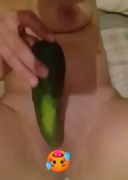 Morrita coge el pepino más grueso y se masturba duro 7