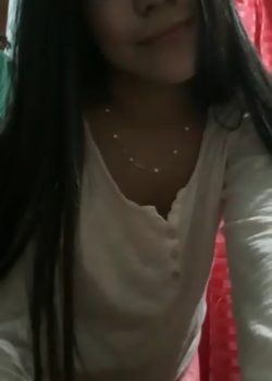Cara de tierna pero se masturba con un cepillo por la concha 6