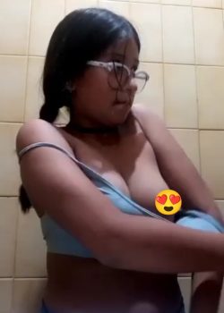 Chava morenita mostrando las tetas 7