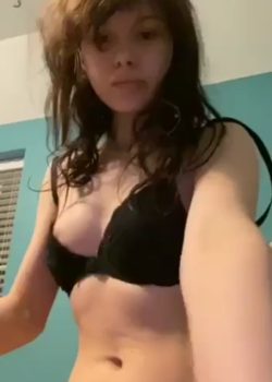 Coge el consolador de su hermana y se hace cariño en la conchita 5