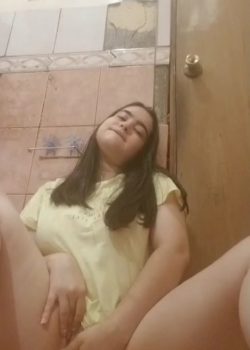 La gordita del aula dándose dedo 5