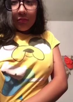 La nerd mostrando las tetas 3
