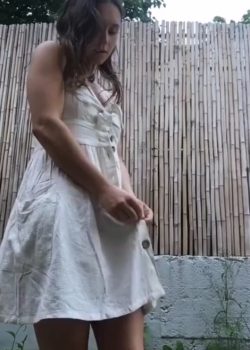 Deliciosa Princesa Se Desnuda En El Patio 7