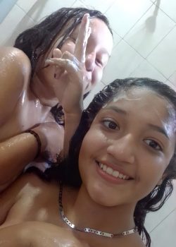 Par de colegialas quieren verga 2