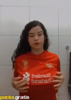 Por esta morra me hago hincha del Liverpool 2