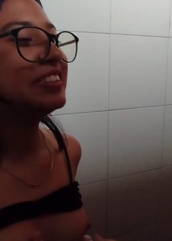 Se hace la tímida, casi le creo 2