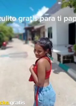 Morrita se masturba con el control de la TV 6