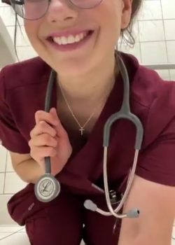 Linda Dra Masturbándose En El Hospital 2