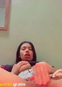 Nena tetona se da duro en el clítoris 3