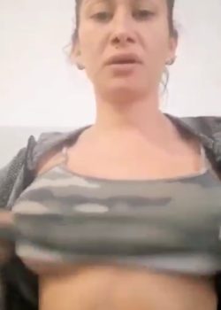 La mamá de mi amigo mostrando las tetas 3