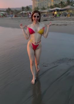 Bella Jovencita Se Toca Las Tetas En La Playa 6
