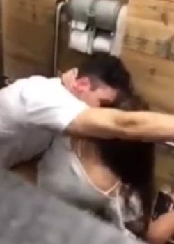 Pillados chingando En El baño 5