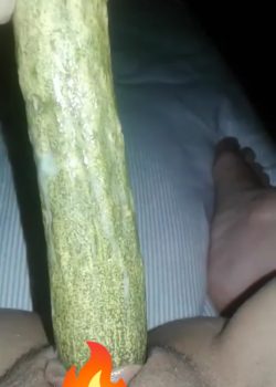 Peladita Se Masturba Con Enorme Pepino 6