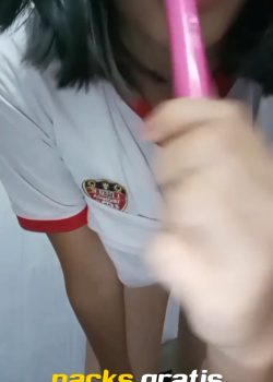 Rica colegiala masturbándose con sus útiles 2