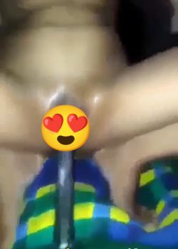 Morocha se masturba con una herramienta 6