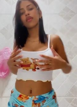 Una jovencita ricarda para la banda 8