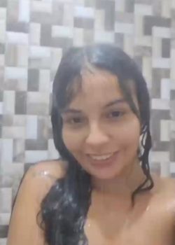 Morra cachonda se desnuda en el baño 3