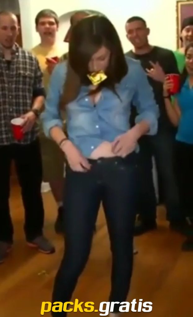 Se desnuda y abre todita en la fiesta del trabajo 1