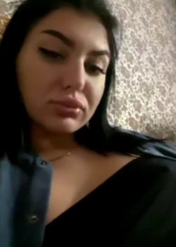 Jovencita Cachonda Mostrando Las Tetas 5