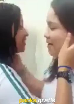 Detrás del cole se dan un poco de cariño 6