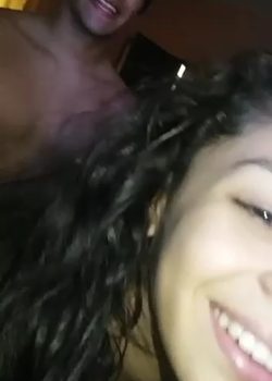 Novia feliz llevando pija 2