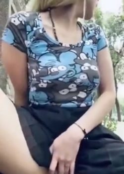 Minita Rubia Se masturba en el parque 6