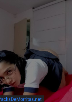 Cara de nerd pero se desnuda en muchas Poses 6