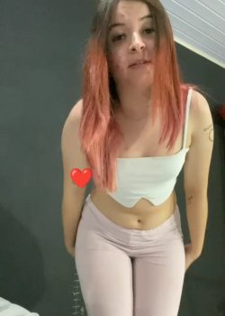 Minita Rubia De Tetas Pequeñas Se Desnuda Poco A Poco 2