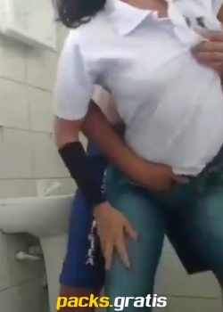Buena compañera dando culo en el baño 6