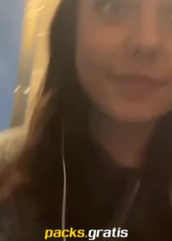 Nena de lindos ojos se desnuda en la uni 2