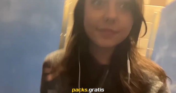 Nena de lindos ojos se desnuda en la uni 1