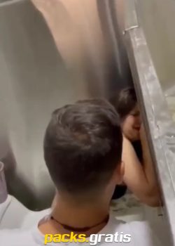 Le dio el chiquito en baño público y le dolió 2