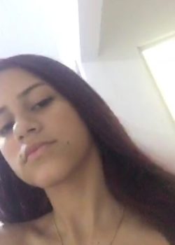 Minita Guapa Se Masturba Con Lo Primero Que Encuentra 7