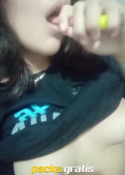 Morra Blanquita De Tetas Pequeñas Masturbándose Con Cosas Escolares 7